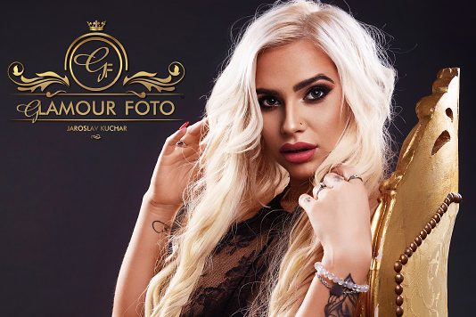 Žena v čiernom body pózujúca na zlatom divani, glamour fotenie v Bratislave